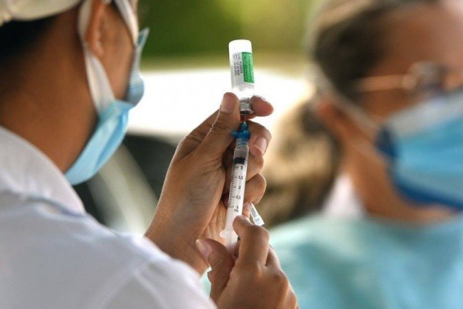 “Sommelier de vacina” tem que ir para o final da fila. Mais de 70% das cidades brasileiras registram casos