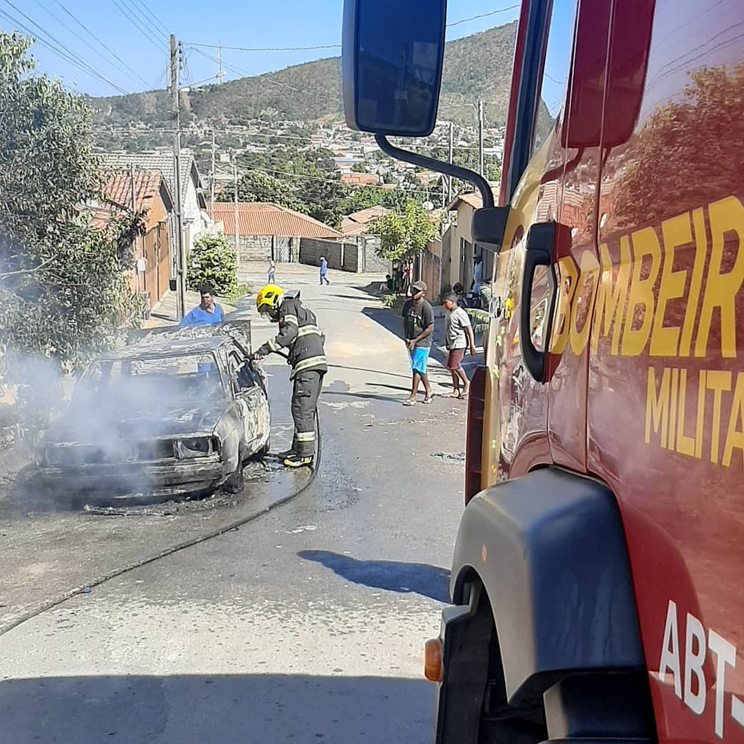 Carro pega fogo em Campos Belos (GO) e fica totalmente destruído