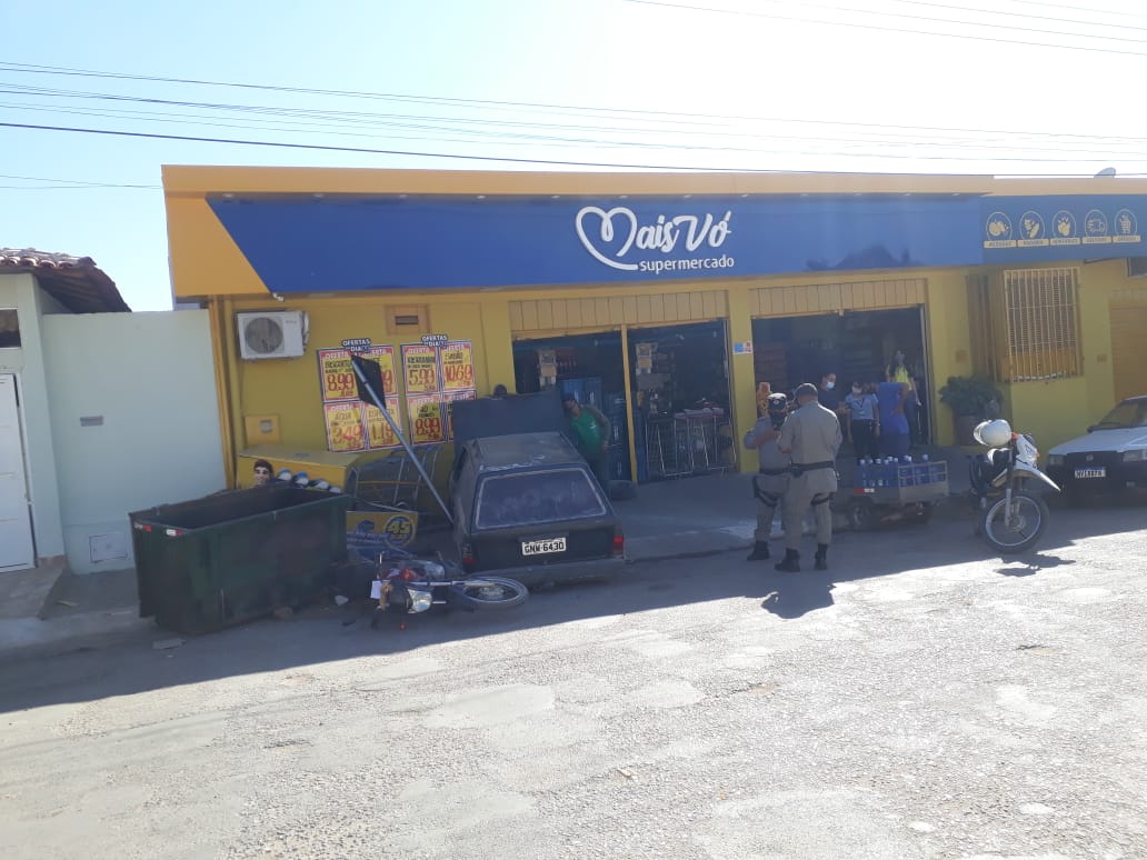 Motorista perde o controle e carro bate contra supermercado, em Campos Belos (GO)