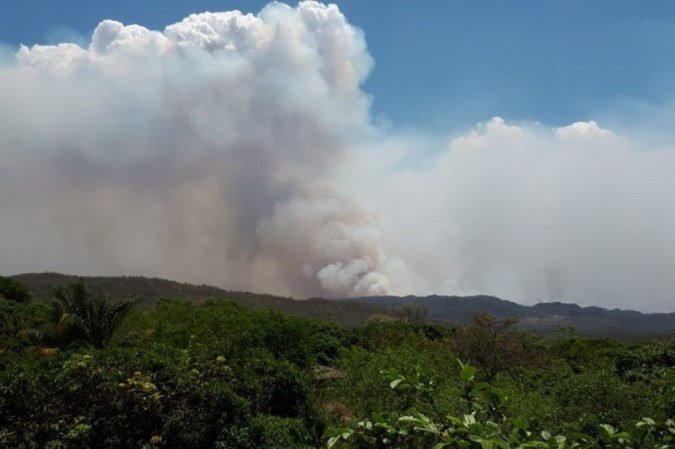 Bombeiros são chamados para apagar incêndio na Chapada dos Veadeiros