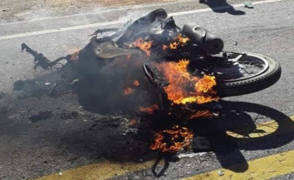 Uma pessoa morre carbonizada em acidente entre motocicletas em Bom Jesus da Lapa (BA)