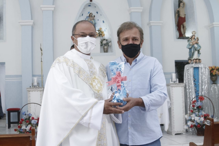 Siqueira Campos Jr. mantém tradição do pai e prestigia missa do aniversário de Arraias (TO)