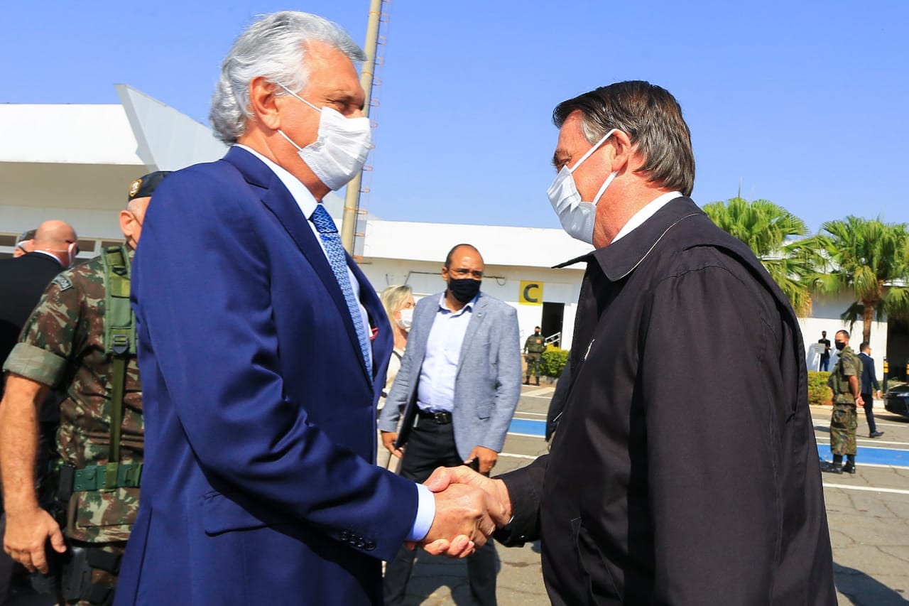 Ao lado do presidente Jair Bolsonaro, Caiado participa da solenidade de passagem de comando da unidade de Operações Especiais do Exército Brasileiro, em Goiânia