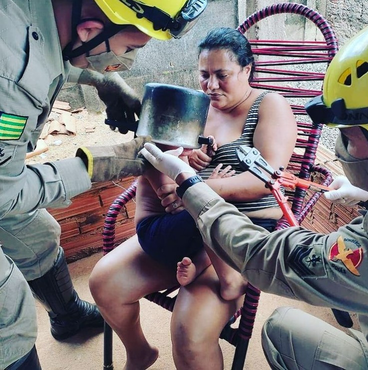 Menino fica com cabeça presa em panela de pressão. Bombeiros fizeram o socorro