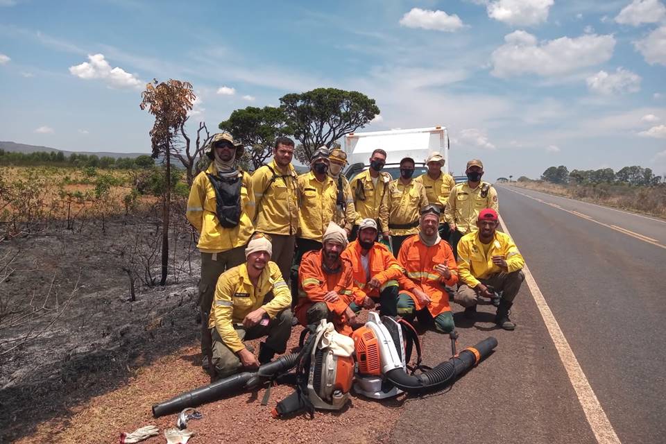 Guardiões da Chapada: voluntários se arriscam e viram noites na guerra contra o fogo