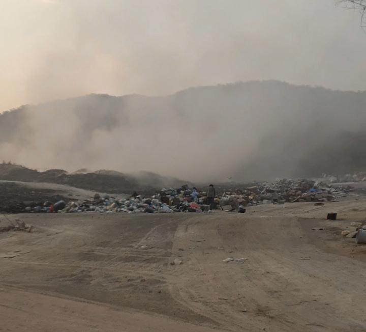 Fogo no lixão de Campos Belos (GO) há 8 dias e densa fumaça expõe saúde de moradores de bairro periférico