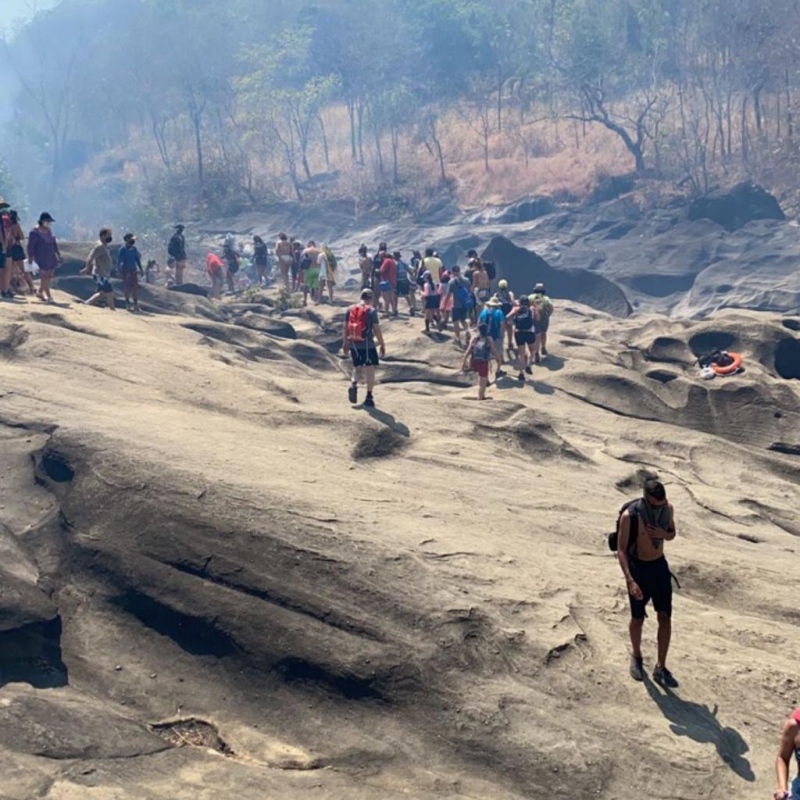 Incêndio no Vale da Lua, na Chapada dos Veadeiros, avança sem controle