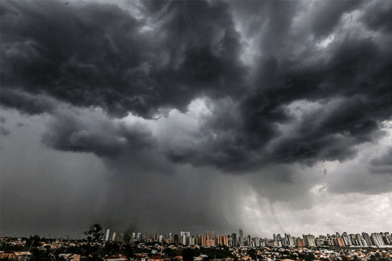 Goiás está em alerta de risco para chuvas fortes, raios e vendavais
