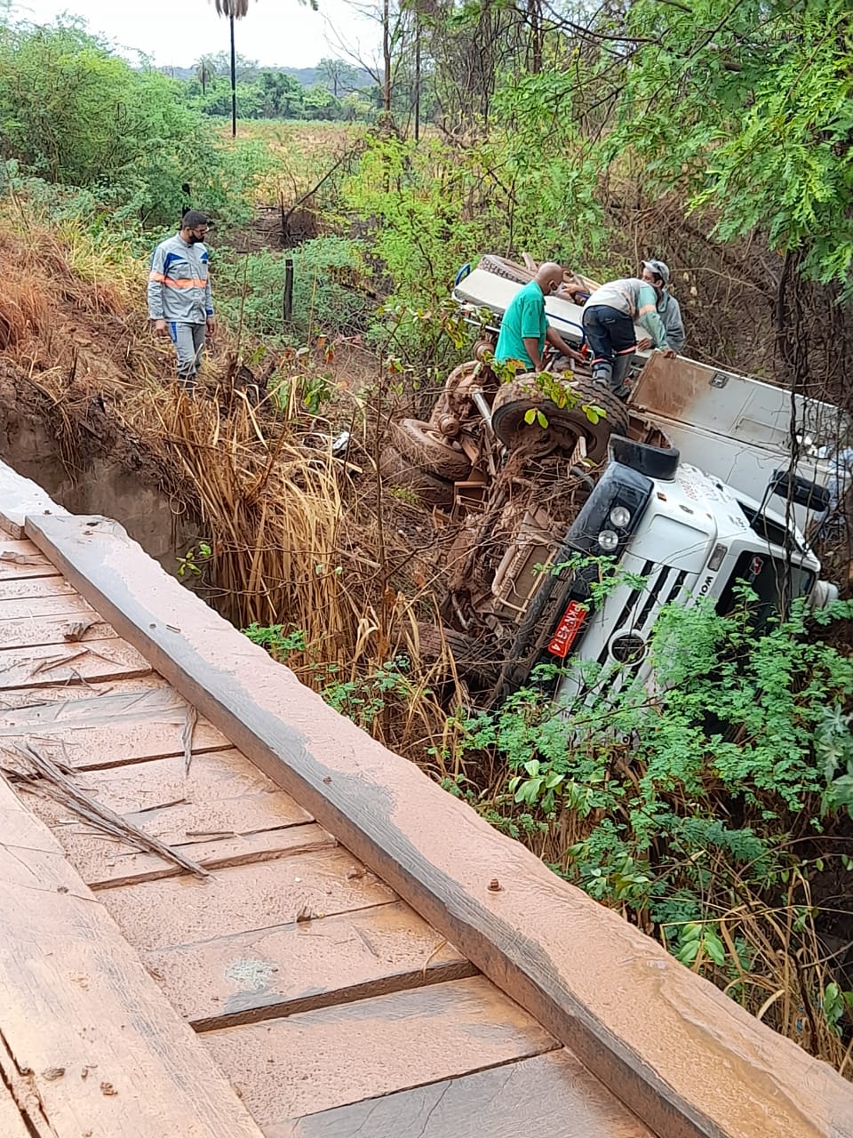 Caminhão da Enel tomba ao passar por ponte na zona rural de São Domingos (GO)