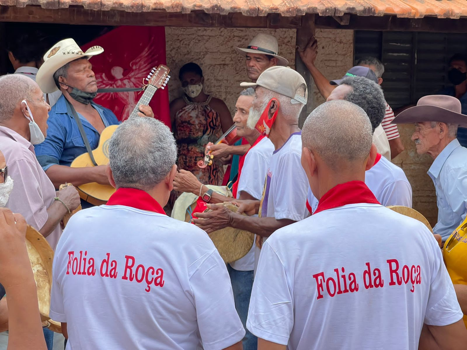 Cultura e religião:  festa da Folia da Roça arrasta fies de comunidade quilombola da  Vazante (GO)