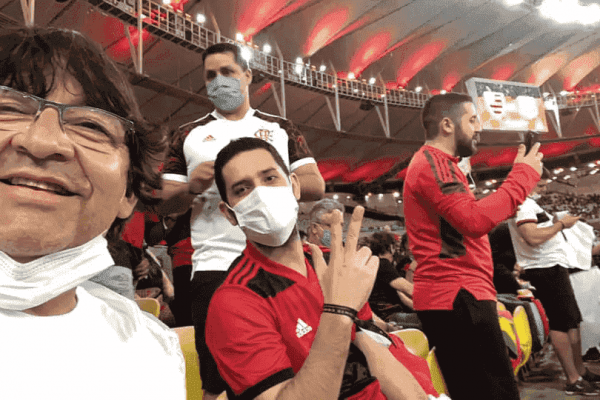 Deu ruim: Vereador usa cota parlamentar para assistir a jogo do Flamengo no Rio; ele mesmo tirou as fotos