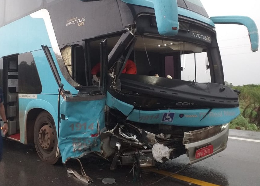 Duas pessoas morrem em acidente entre ônibus e carro, na BR-010, em Natividade (TO)