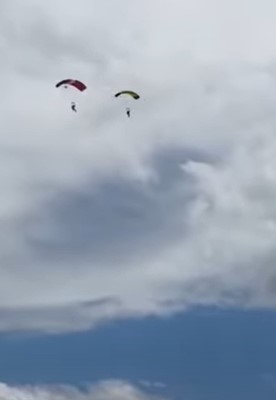 Capitão do Exército morre durante salto de paraquedas. Fatalidade foi filmada por parentes; assista
