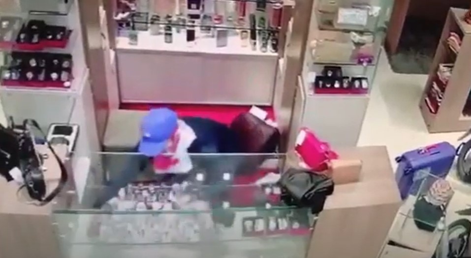 Tudo filmado: ousado ladrão entra em loja de Campos Belos (GO) e faz um “rapa”. Enche mala com perfumes, relógios e roupas