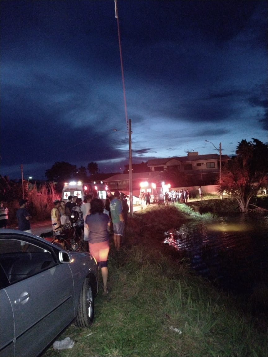 Motorista perde o controle de caminhonete e cai no lago de São Domingos (GO). Vítima foi salva por um comerciante, após 10 minutos sob água