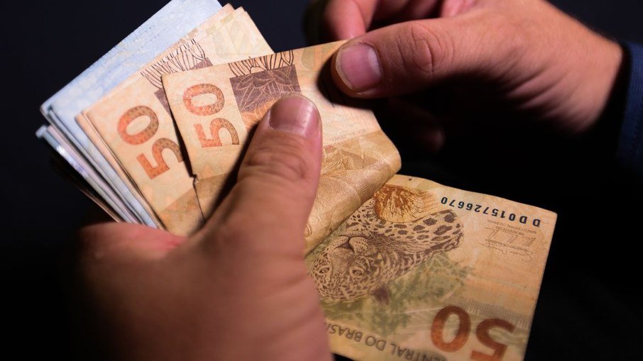 Salário mínimo será de R$ 1.212 em 2022 