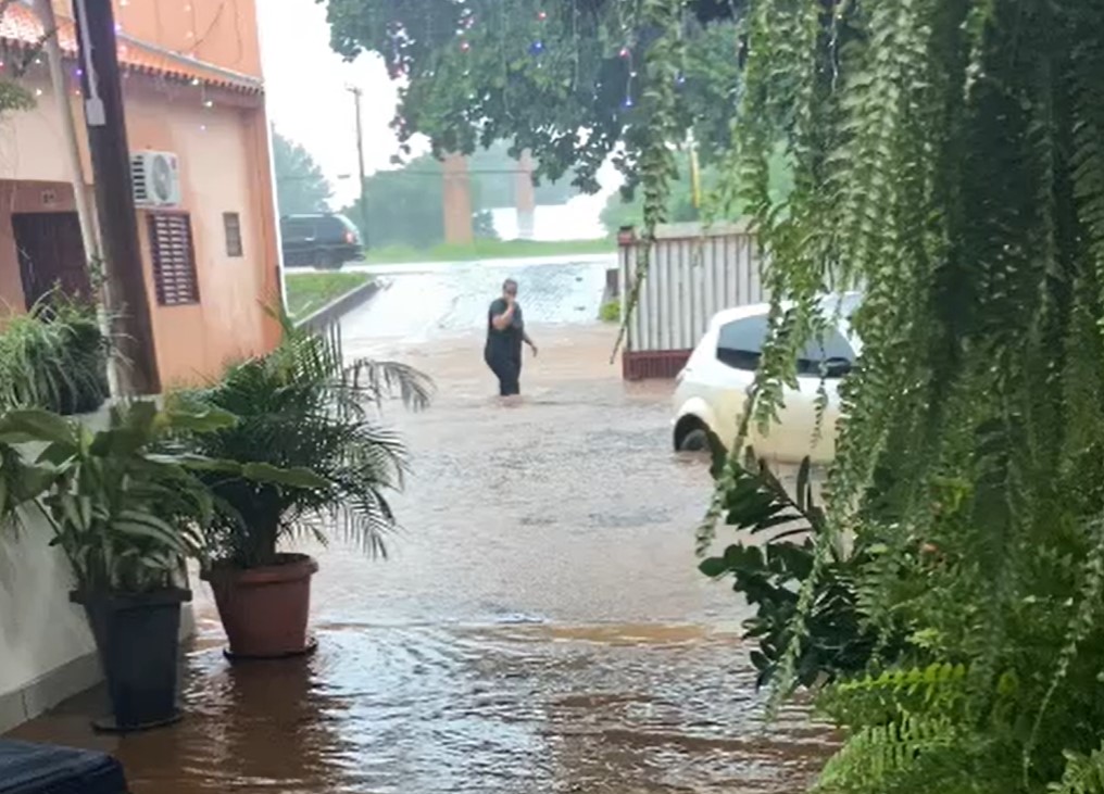 Chuva forte alaga hotel e deixa hóspedes boiando em Posse (GO)