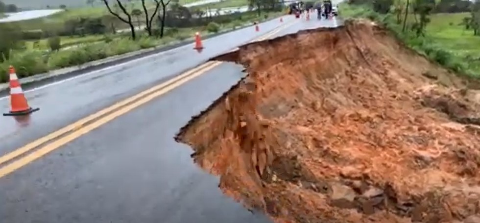 Vídeo: flagramos a cratera e pista da GO-118 se desfazendo em lama