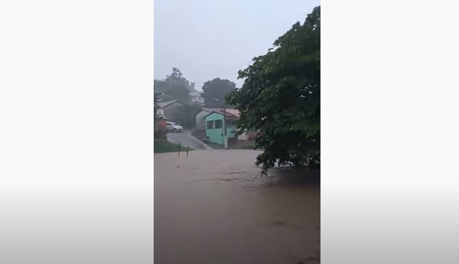 Chuva forte e enchente assusta moradores de Arraias (TO)