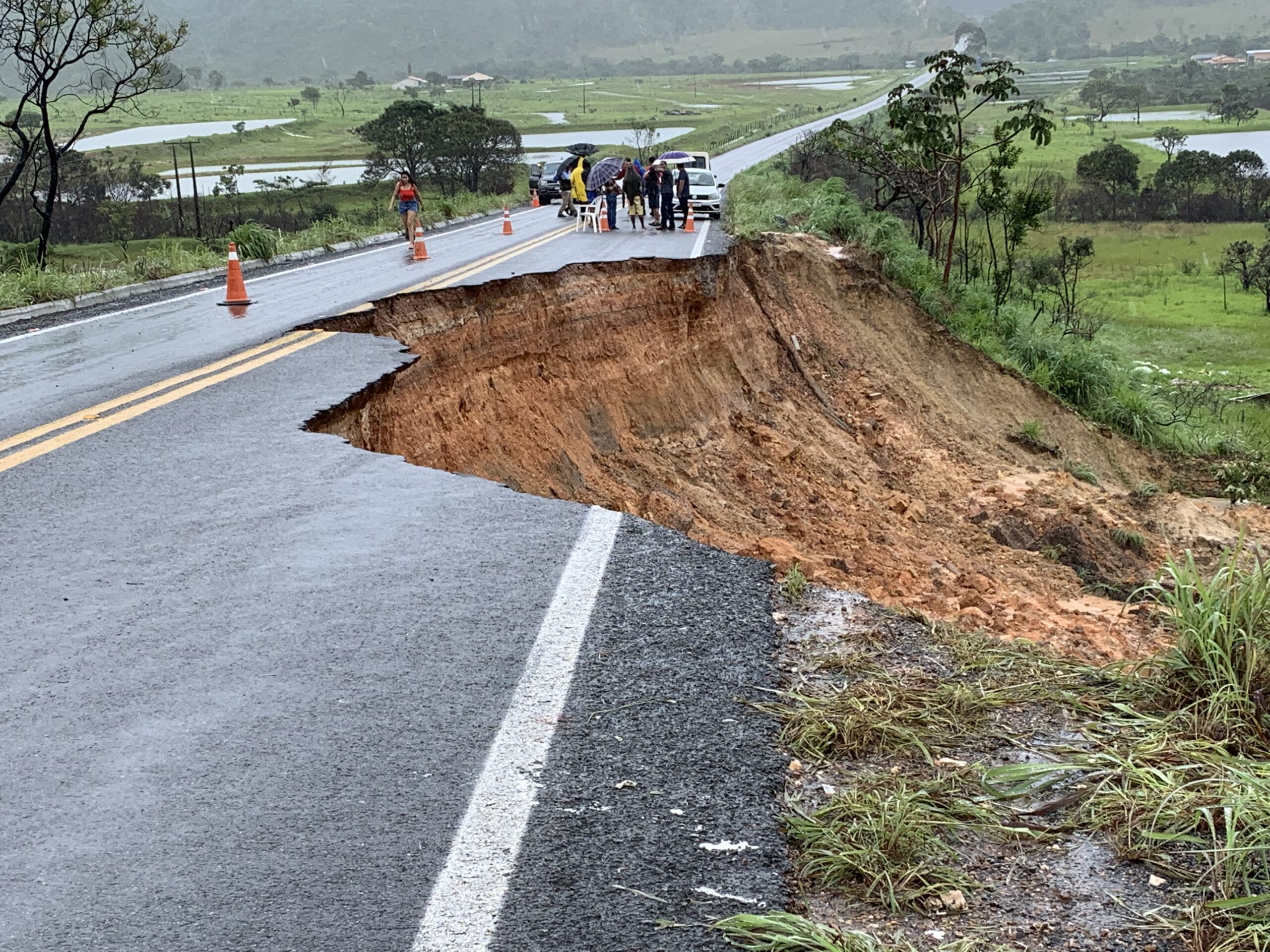 GO-118 interditada em definitivo. Goinfra prevê duas semanas para a normalização do tráfego