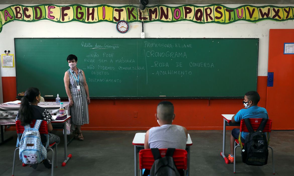 Professores da educação básica têm reajuste de 33% em todo o país; piso passa para R$ 3.845,00