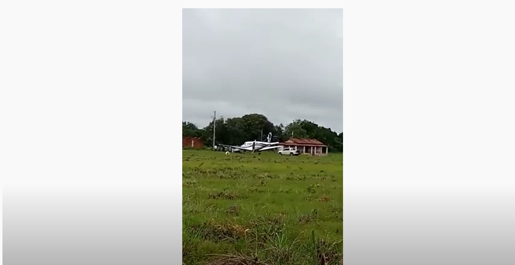 Avião atola em Paranã (TO). Apesar da aflição, episódio cai nas graças do povo; Áudio