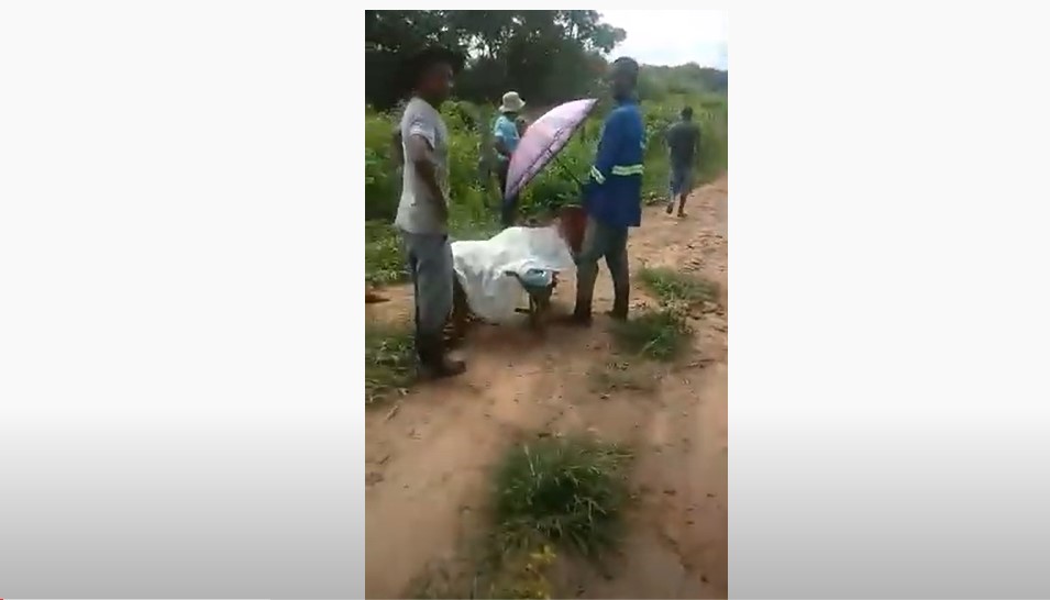 Drama que não para: grávida é carregada em carrinho de mão, em São Domingos (GO), em meio a lamaçal
