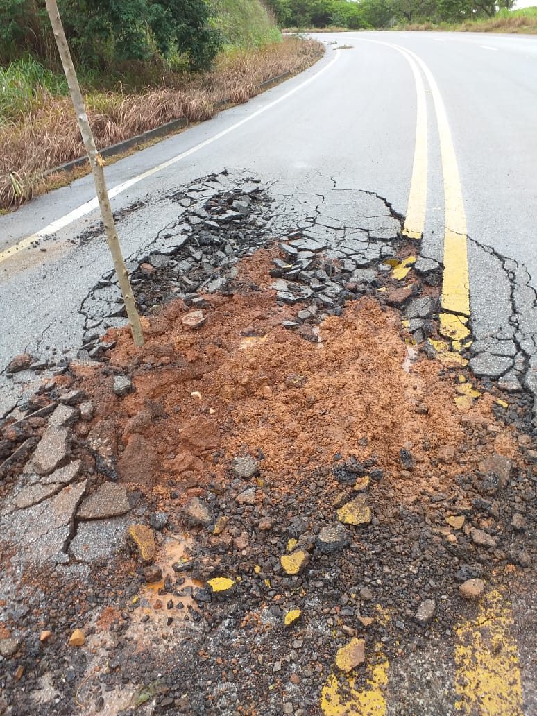 Perigo na estrada: buraco ameaça motorista entre Taguatinga (TO) e Aurora do Tocantins