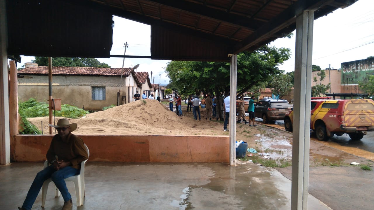 Comitiva de Caiado já está em Divinópolis de Goiás e passou pelo mar de lama da GO-447