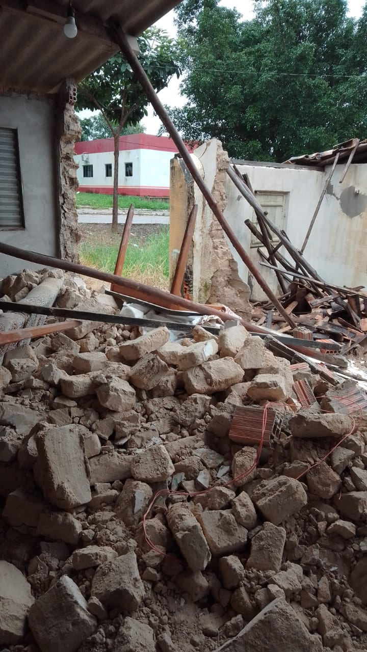 Chuva derruba casa de Dona Maria Bento, de Campos Belos (GO); é hora da comunidade ajudar