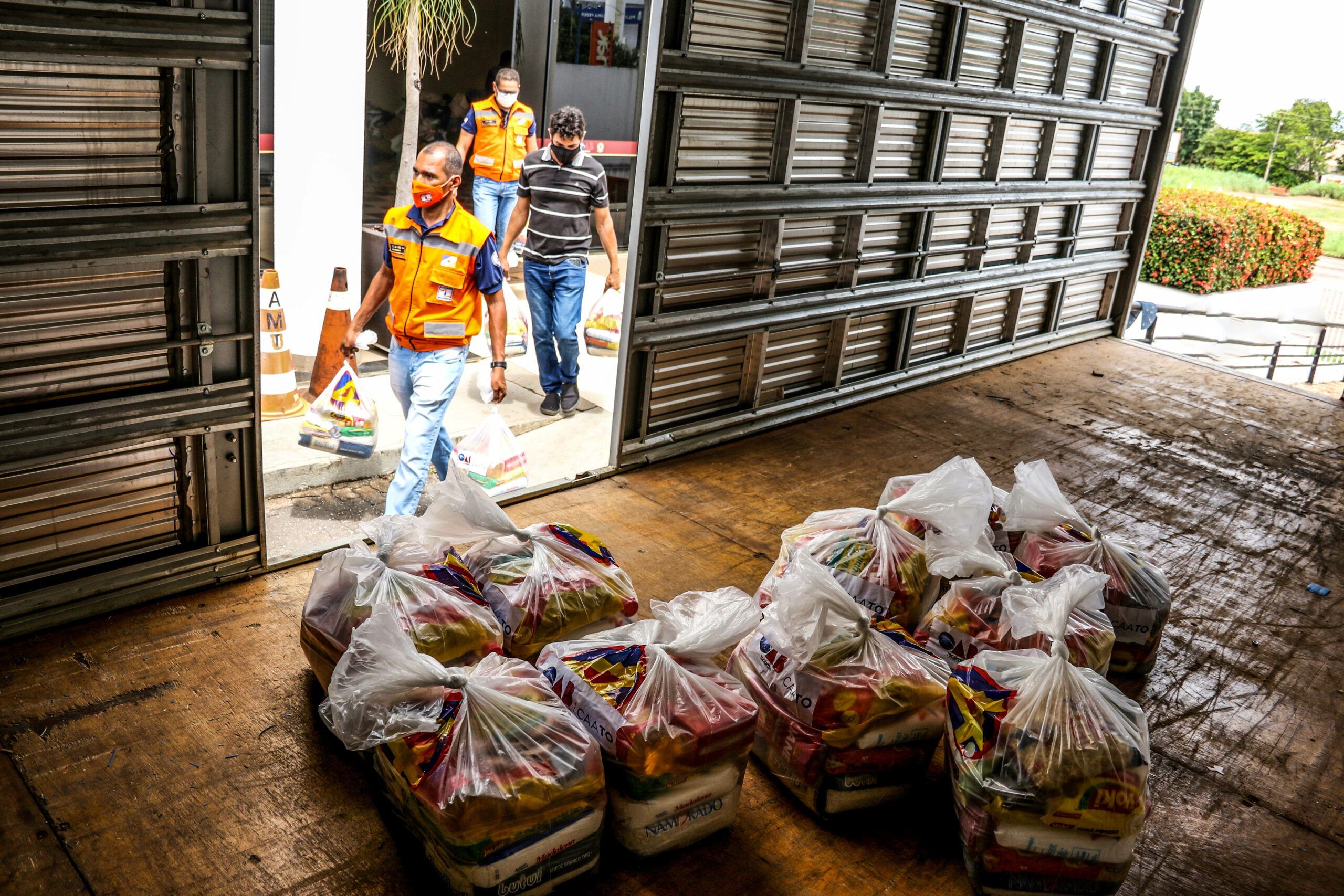 Defesa Civil Estadual faz repasse de cestas básicas a famílias de Paranã (TO)