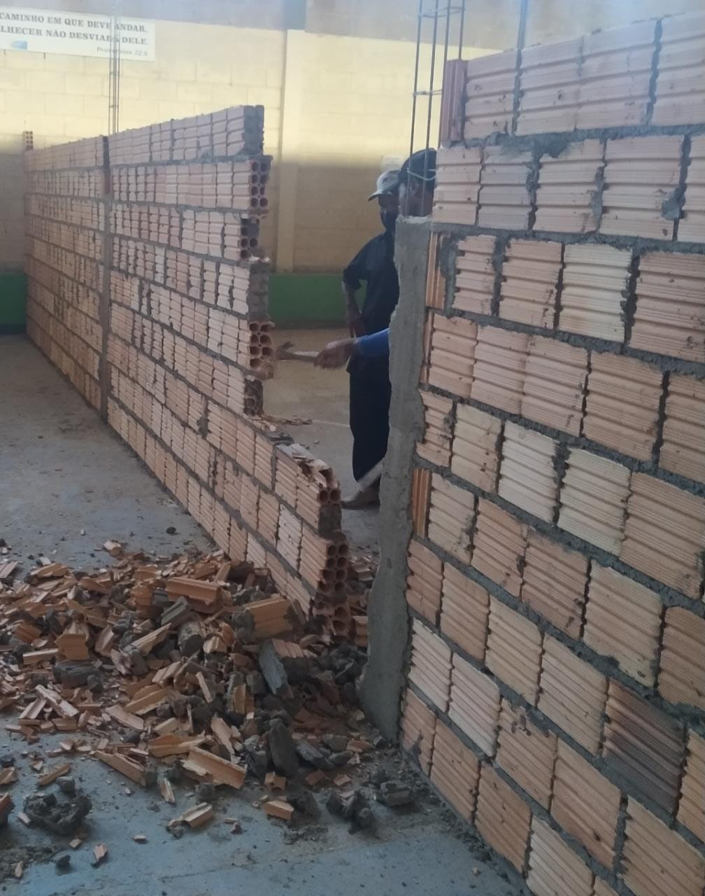 Prefeitura derruba paredes feitas por Bombeiros; não se sabe se houve acordo entre os órgãos