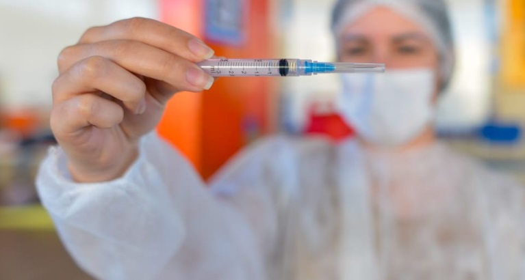 Goiânia inicia aplicação de quarta dose da vacina contra a Covid-19, a pacientes acima de 80 anos
