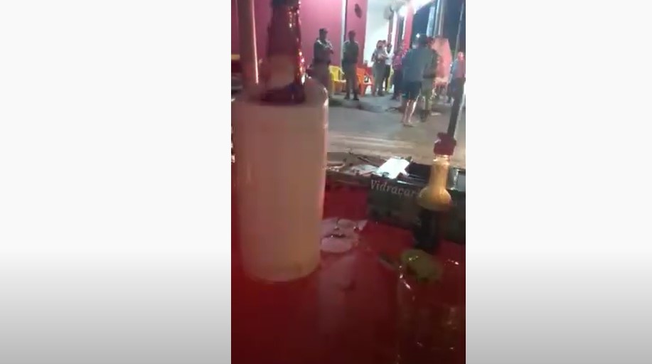 Policial Militar surra homem surtado com cassetete em Niquelândia (GO); Vídeo