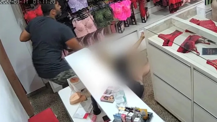 Homem morto após tentar estuprar mulher em sex shop foi arrastado vivo