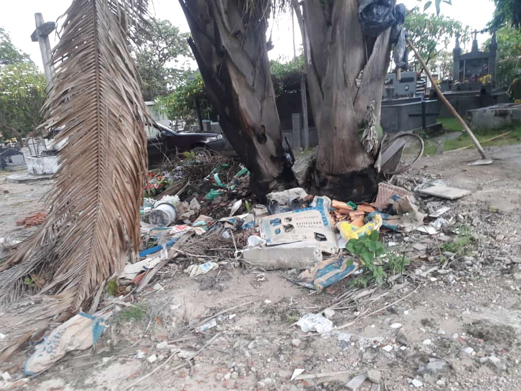 Cidadãos de Campos Belos (GO) reclamam da imensa quantidade lixo no cemitério da cidade