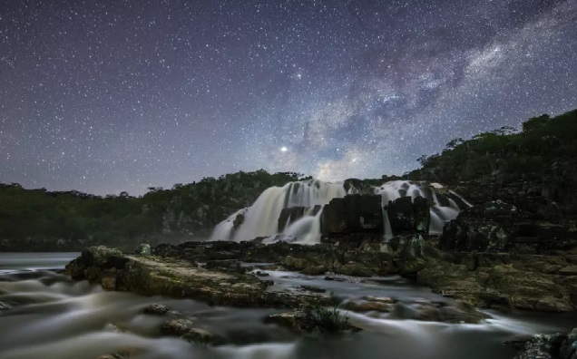 Lindo céu de Goiás: turistas percorrem 11 km de trilha e se encantam com visitação noturna da Chapada dos Veadeiros