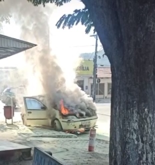 Carro pega fogo no centro de Campos Belos (GO) e fica totalmente destruído
