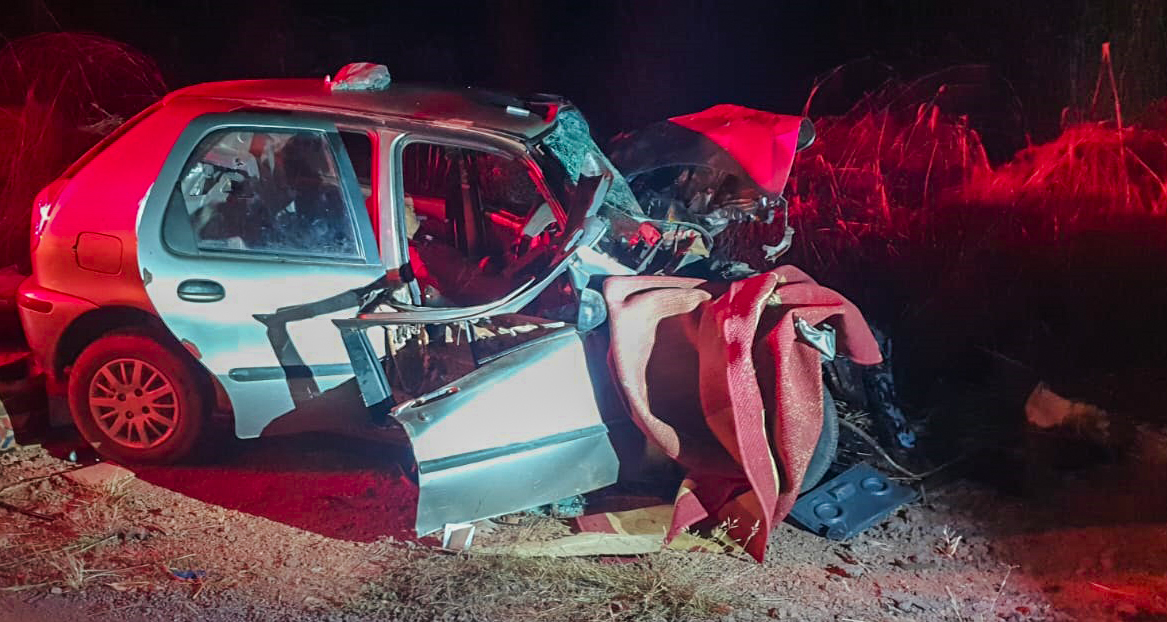 Homem morre e fica preso às ferragens após carro bater em caminhão de bananas; motorista fugiu