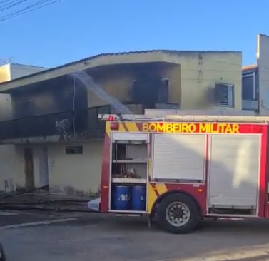 Casa pega fogo em Campos Belos (GO). Por sorte, família com três crianças não estava em casa