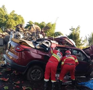 Fiat Touro de Campos Belos (GO) chocou-se contra um caminhão de melancias