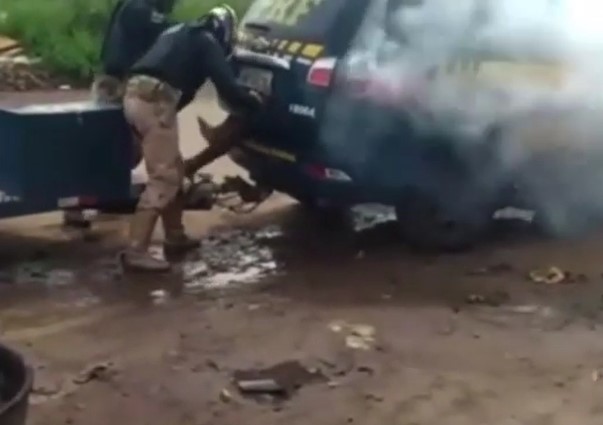 Policiais rodoviários federais matam homem asfixiado com gás químico, dentro de “camburão”
