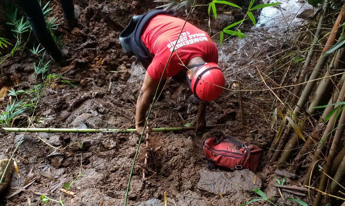 Bombeiros localizam nova ossada em área de buscas em Brumadinho (MG)