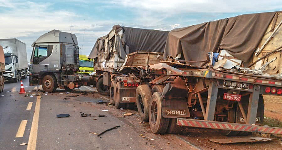 Motorista morre após batida de caminhão e ônibus. Diversos passageiros ficam feridos