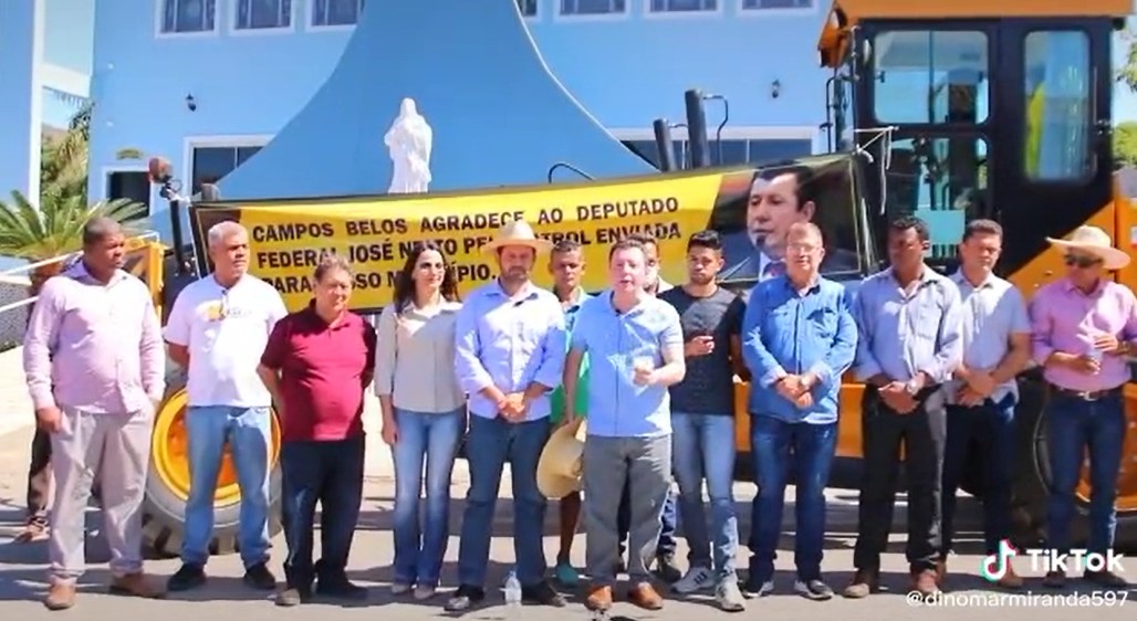 Deputado José Nelto (PP) entrega duas máquinas  de grande porte a Campos Belos (GO), no valor de R$ 2,5 milhões