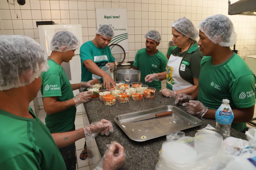 Naturatins e Senar realizam curso de fabricação de doces com frutos do Cerrado