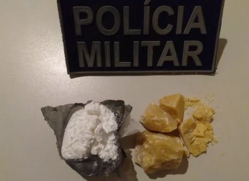 Passageiro de moto tenta se livrar de drogas antes de abordagem em Novo Alegre (TO). Droga saiu de Campos Belos (GO)