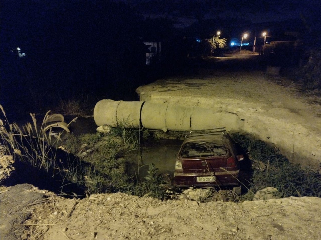 Carro cai em cratera, aberta dentro da cidade de Campos Belos (GO)