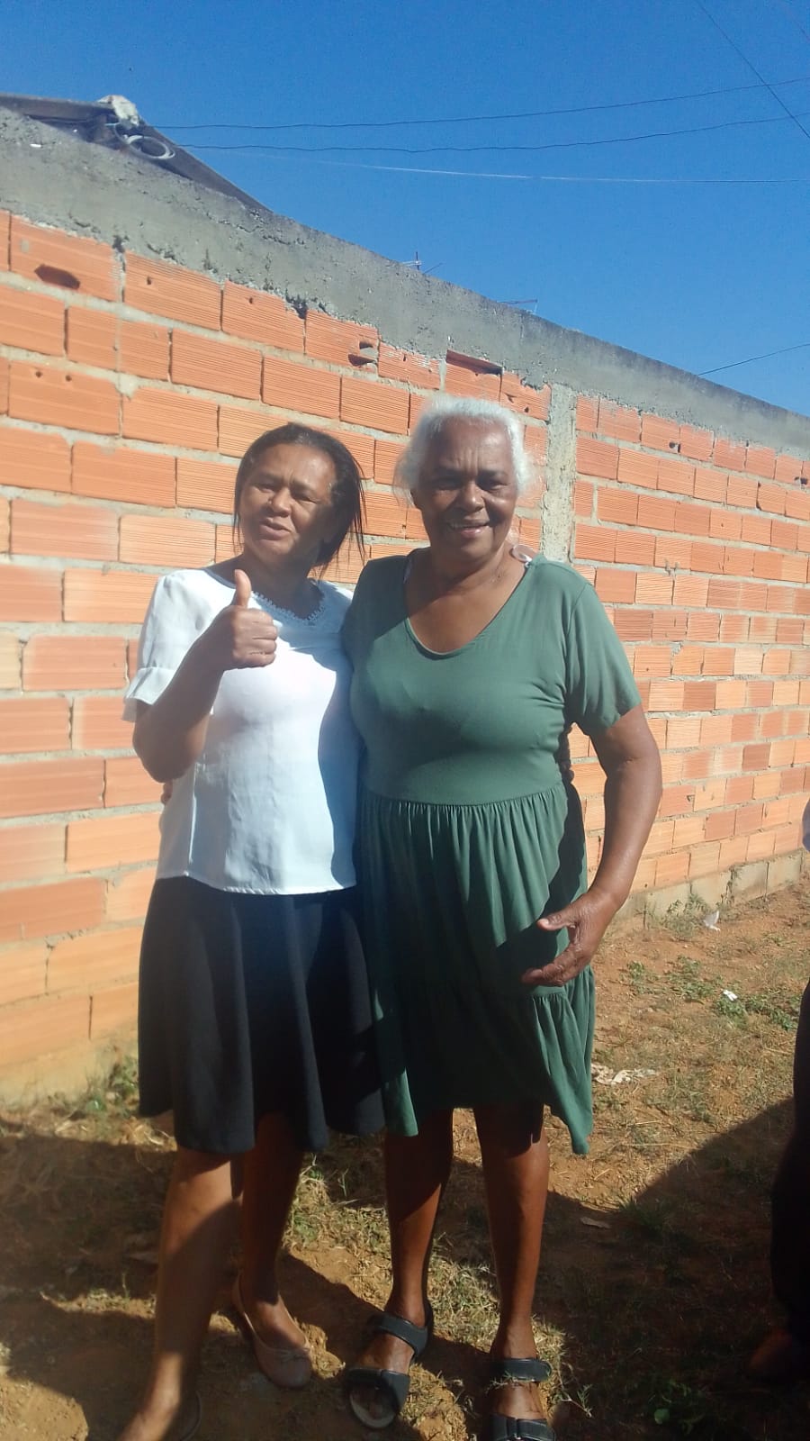 Após 43 anos, idosa de Divinópolis (GO) encontra irmãos