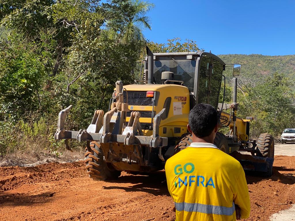 Governo executa obras em estradas rurais e nas ruas de Cavalcante (GO)
